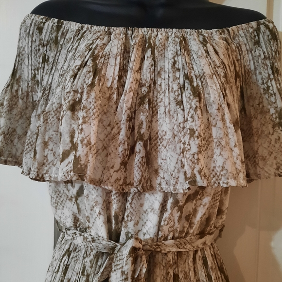 Woman's Snakeskin Print Strapless Romper - Size:M - Like New - Boutique Brand - Picture 2 of 13